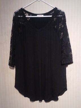 Zenana Outfitters Black Top with Crewneck